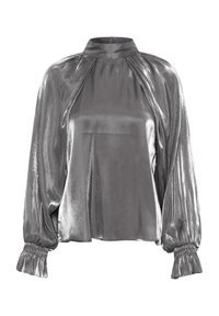 Metalen zilveren blouse met een hoge hals, geplooide schouders en lange puffmouwen met elastische manchetten. Gladde, glanzende textuur.