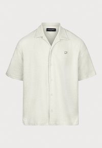 Camicia bianca a maniche corte con texture, bottone centrale e colletto, con piccolo logo "P" sul petto sinistro, taglia M.