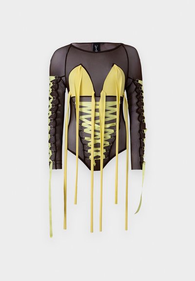 Schwarzer Netz-Bodysuit mit langen Ärmeln, der gelbe Akzente, einen tiefen V-Ausschnitt und Schnürdetails mit langen Bindebändern an den Seiten aufweist.