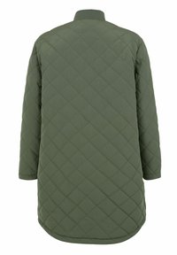 Prešívaný dlhý kabát v olivovo zelenej farbe s vysokým golierom. Má diamantom vzor a elastické manžety. Hladký, vodoodpudivý materiál.