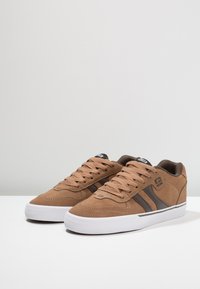Globe ENCORE 2 - Sapatilhas - tan/brown