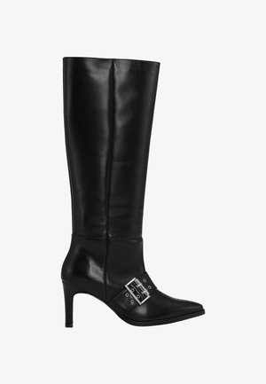 Juoda oda iki kelių boot'as su smailiu priekiniu kraštu, liekna siluetu ir dekoratyviu sidabriniu sagtimi aplink kulkšnį. Aukštas stiletto kulnas.