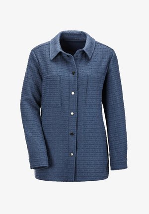 Donkerblauwe geweven jas met een kraag, knoopsluiting, twee borstzakken en gestructureerde stof. Kenmerkend zijn de zichtbare stiksels en metalen knopen.