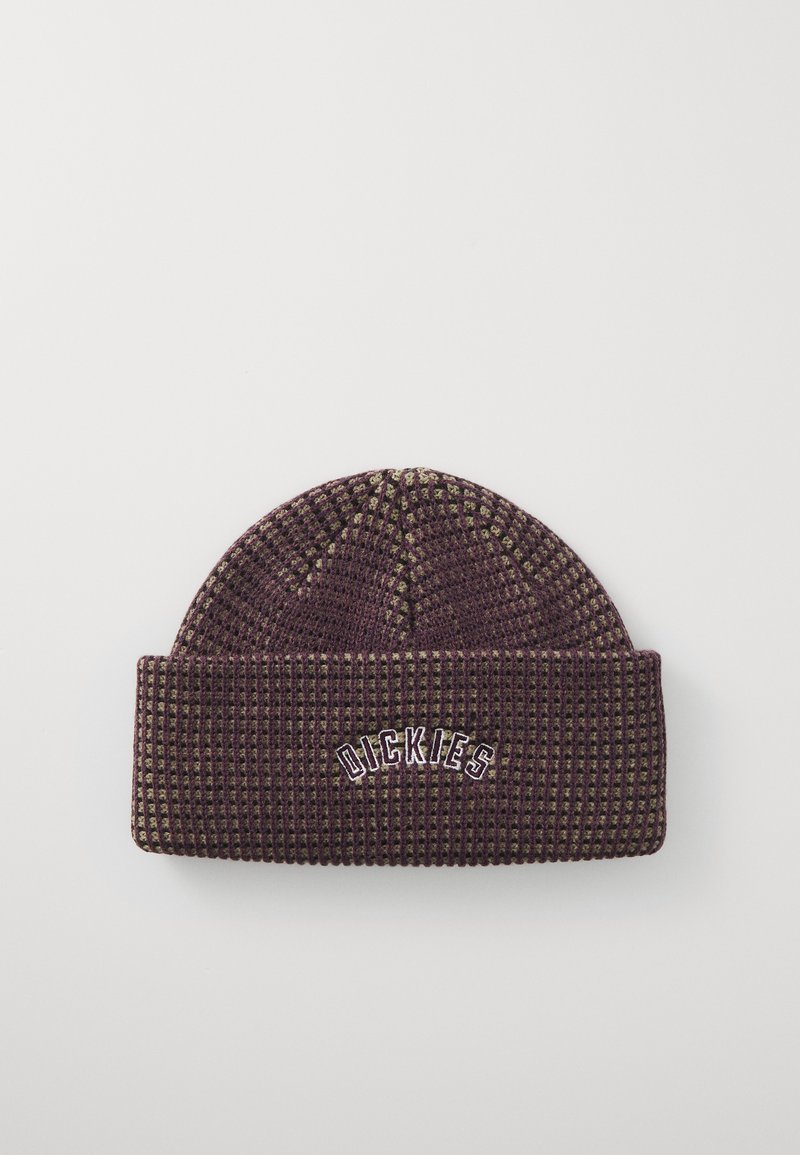 Gorro de punto en púrpura oscuro y verde oliva con un patrón texturizado, que presenta un dobladillo doblado y el logotipo bordado "DICKIES" en blanco.