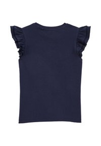 Námořnická modrá tričko s krátkým rukávem a řasenými detaily na ramenou, vyrobené z jemné a hladké tkaniny. Klasický kulatý výstřih, volný střih.