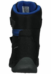 Bota negra impermeable con un acabado texturizado, acentos azules, forro de malla, correa ajustable y cuello acolchado para mayor comodidad.