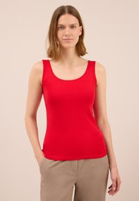 Canotta rossa senza maniche in morbido cotone con una silhouette aderente. Il design minimalista presenta un colletto rotondo e una texture liscia.