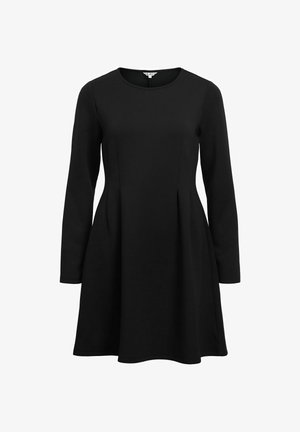 Crna haljina s dugim rukavima, uskog kroja s okruglim izrezom i širokom suknjom. Glatka tkanina s naboranim detaljima u predjelu struka.