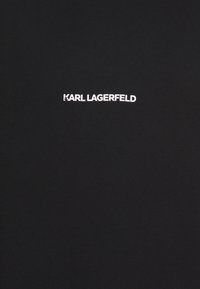 Czarny bawełniany t-shirt z białym nadrukiem logo "KARL LAGERFELD" na środku. Gładka tekstura, prosty design, dekolt w stylu crew neck.