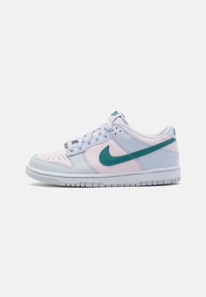 Baskets basses Nike en rose pastel et bleu clair avec un swoosh Nike bleu sarcelle et une semelle en caoutchouc blanche, vues de côté.