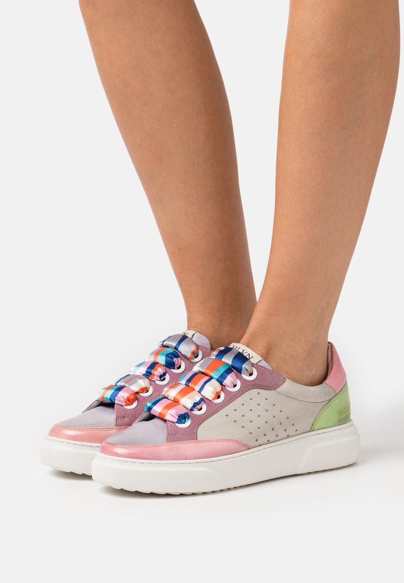 Hailey Bieber y las zapatillas New Balance más versátiles Hailey Bieber y las zapatillas New Balance más versátiles