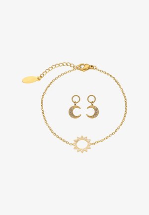 Sieradenset in gouden tint, bestaande uit een armband met een zonnespel-pendant en verstelbare ketting, plus maanvormige oorbellen met rhinestone accenten.