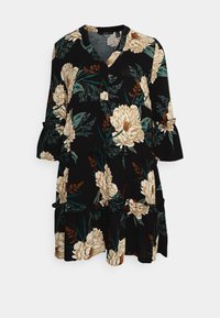 Svart klänning med blommönster som har stora beige blommor och gröna blad, V-ringning, trekvartslånga ärmar och volang nederkant.