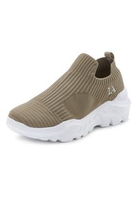 Slip-On-Sneaker aus khakifarbenem Strickmaterial mit geriffelter Textur, ausgestattet mit einer weißen Gummisohle und subtilen Logodetails an der Seite.
