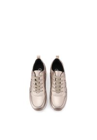 Sneakers metallici oro con una finitura liscia, design con lacci, colletto imbottito e suola in gomma; presenta un logo stilizzato sul lato.