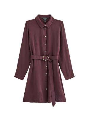 Vestido camisa color vino con escote con cuello, mangas largas, cierre frontal con botones y cinturón con hebilla redonda dorada. Tejido texturizado.