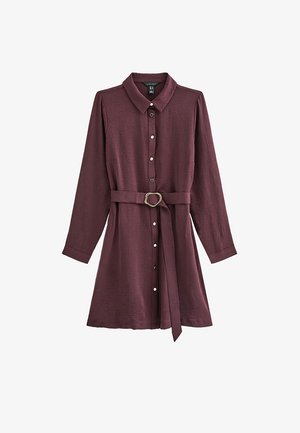 Vestido camisa color vino con escote con cuello, mangas largas, cierre frontal con botones y cinturón con hebilla redonda dorada. Tejido texturizado.