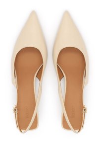 Chaussures beige à bout pointu et bride arrière, en cuir lisse, présentant un design ajouré, une semelle intérieure camel et une bride de cheville réglable avec des ferrures dorées.