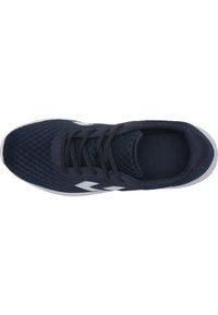 Marinblå sportskor med en texturerad mesh-övre, vita accenter på sidan, rund tå och platta snören för en säker passform.