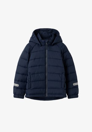 Marineblå polstret hættejakke med frontlynlås og reflekser på begge ærmer, som har sidelommer og elastiske manchetter.