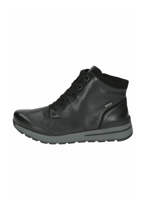 Chaussure haute en cuir noir avec une surface texturée, un design à lacets, un col rembourré et une semelle en caoutchouc grise. Accent en métal argenté sur le côté.