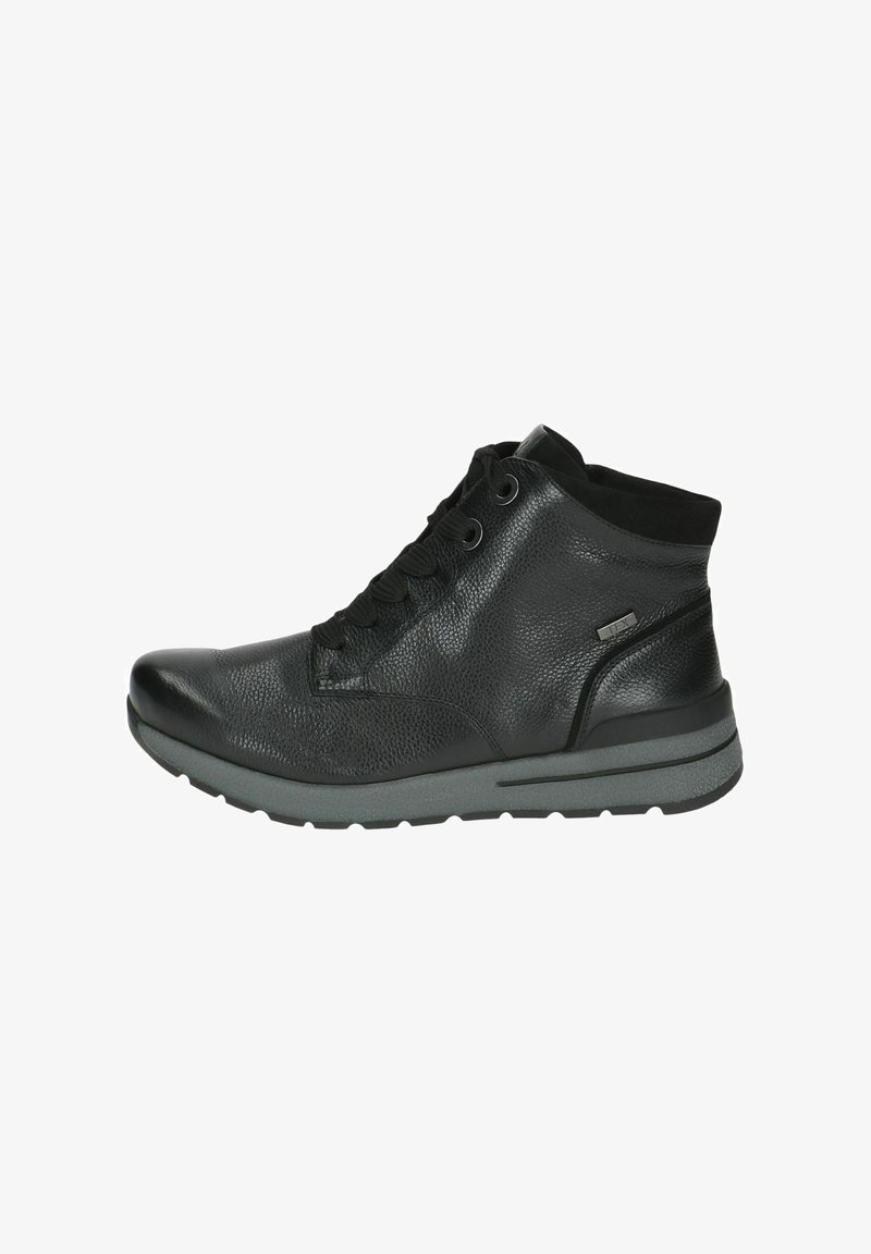 Zapato negro de cuero estilo botín con superficie texturizada, diseño de cordones, collar acolchado y suela de caucho gris. Acento de hardware plateado en el lado.