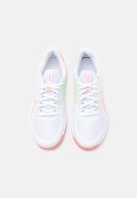 Chaussures de sport blanches avec tige en mesh, accents rose et vert, bout rond et design à lacets. La semelle présente des détails en caoutchouc rose.