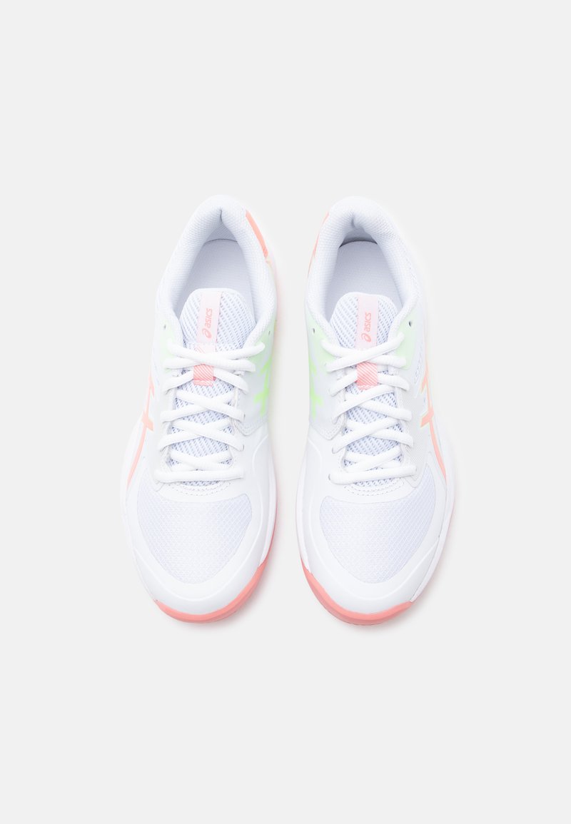 Chaussures de sport blanches avec tige en mesh, accents rose et vert, bout rond et design à lacets. La semelle présente des détails en caoutchouc rose.