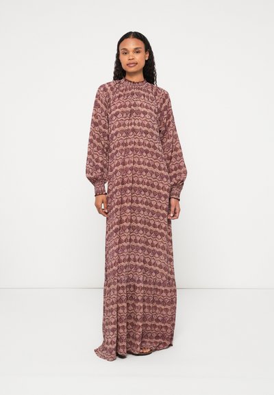 Maxi-kjole i nuancer af lilla og bordeaux. Har lange puffærmer, en samlet halsudskæring og et mønsterdesign med blomstermotiver.