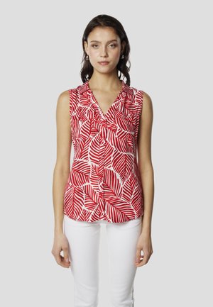Blusa sin mangas roja y blanca con un patrón de hojas, cuello con solapa y cierre frontal con botones. La tela parece ligera y suave.