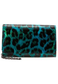 Clutch purse lucido in turchese e nero con stampa leopardata, dotato di una tracolla in catena argentata, su sfondo bianco.