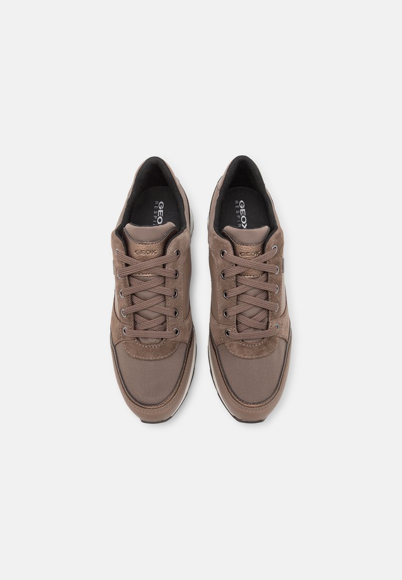 Braune Sneaker aus einer Mischung aus glatten und strukturierten Materialien, mit Schnürsenkeln, runder Zehenform und dezenten Nähdetails. Geox-Branding sichtbar.