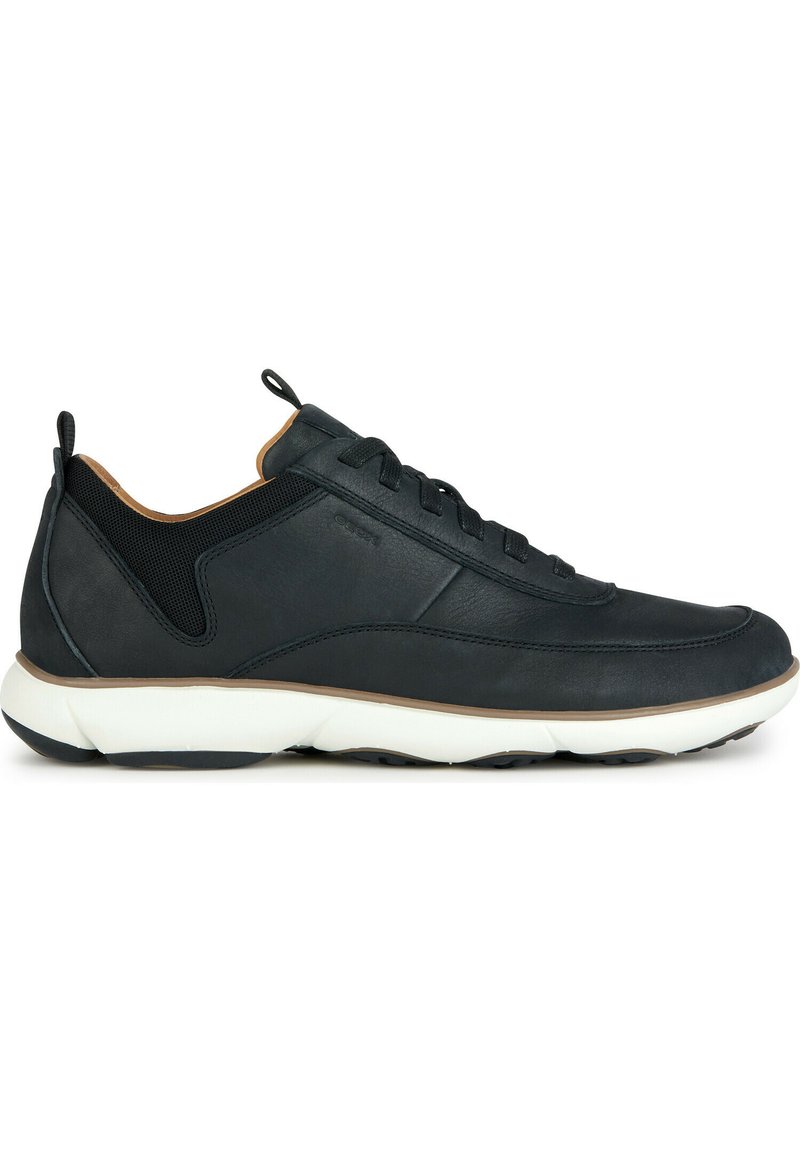 Zwarte leren sneaker met mesh-panelen, ronde neus en witte rubberen zool. Voorzien van vetersluiting en een lipje op de hak.