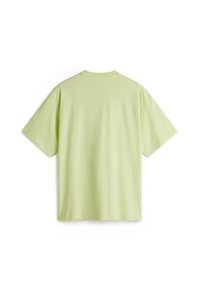 Lichtgroene t-shirt met korte mouwen van zacht katoen, met een ronde halslijn en een ontspannen pasvorm, zonder zichtbare patronen of accenten.