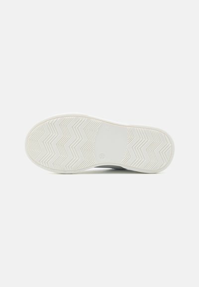 Suola di sneaker bianca in gomma con un motivo a zigzag e bordi texturizzati. Presenta una forma liscia e arrotondata e marcature di dimensione.