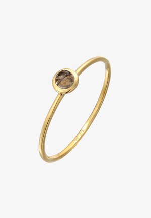 Tynd guld ring med en rund brun sten i midten, der viser naturlige mønstre. Glat metaloverflade, minimalistisk design.