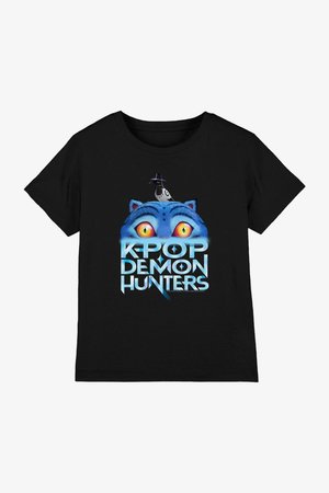 Schwarzes T-Shirt mit Grafik eines großen blauen Katzenkopfs mit leuchtend gelben Augen und einem kleinen Vogel mit Hut, der auf dem Kopf sitzt, Text "K-POP DEMON HUNTERS."