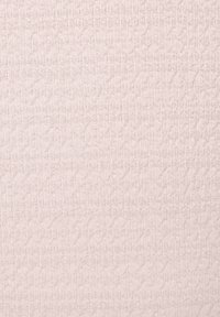 Tessuto testurizzato di color rosa chiaro, con un motivo sottile caratterizzato da linee in rilievo e una superficie morbida. Ideale per rivestimenti o progetti decorativi.