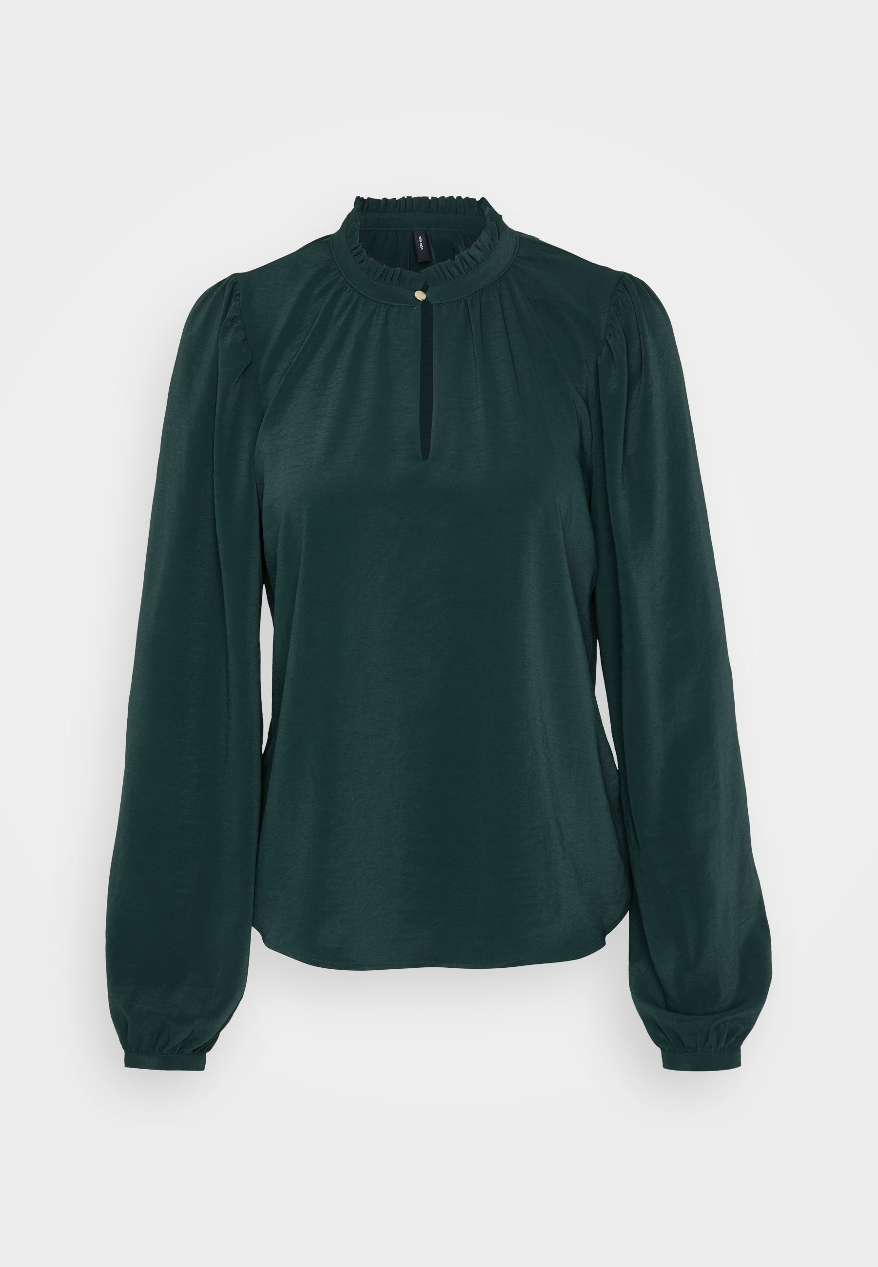 Mørkegrønn bluse med høy volang hals, nøkkelhullåpning og lange puffede ermer. Laget av et glatt, lett stoff.