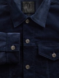 Μπουφάν από βελούδο κοτλέ σε ναυτικό μπλε χρώμα, με γιακά, ασημένια κουμπιά τύπου snap και τσέπη στο στήθος με λοξή πατιλέτα. Ετικέτα Gap Studio στο εσωτερικό.