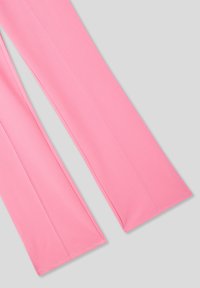 Pantaloni rosa a zampa d'elefante con una trama liscia, caratterizzati da cuciture evidenti. Il design è elegante, con una gamba ampia che si allarga dal ginocchio.