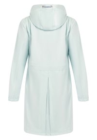 Giacca blu chiaro resistente all'acqua con cappuccio, maniche lunghe e una piega sul retro per una maggiore libertà di movimento. Texture liscia e opaca con cuciture minime.