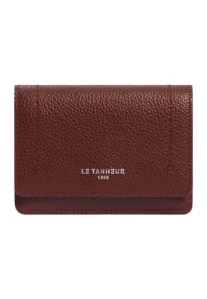 Cartera de cuero texturizado marrón oscuro con solapa plegable y logotipo plateado "Le Tanneur 1898" grabado en relieve en el centro frontal.