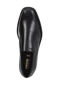 Chaussure à enfiler en cuir noir à finition lisse, bout arrondi et coutures discrètes. Dispose d'une semelle intérieure rembourrée marquée "GEOX RESPIRA".
