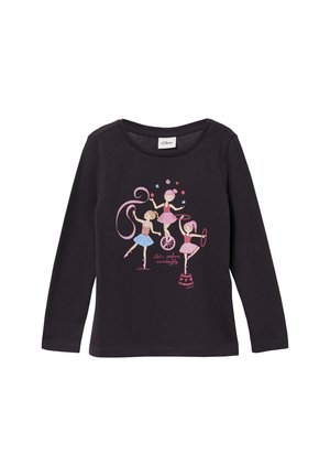 Camicia nera a maniche lunghe con una grafica colorata che rappresenta tre ragazze in rosa, mentre svolgono diverse attività con accessori.