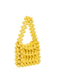 Gul perle taske lavet af små runde perler, med en struktureret form og en kraftig rem dannet af det samme perlemønster.
