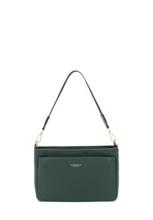 Borsa a tracolla in pelle verde con texture, di forma rettangolare slim, dotata di accessori in oro e una tracolla corta. Presenta una tasca frontale con zip.