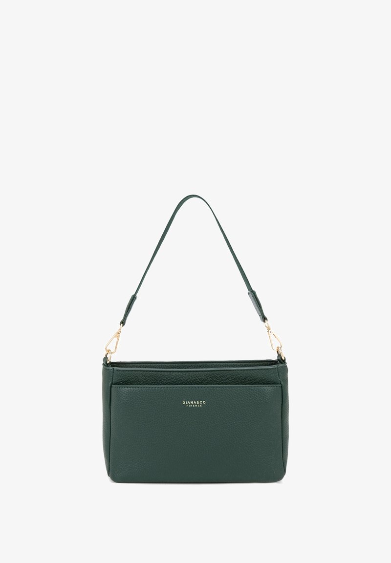 Borsa a tracolla in pelle verde con texture, di forma rettangolare slim, dotata di accessori in oro e una tracolla corta. Presenta una tasca frontale con zip.