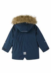 Donkerblauwe parka met een capuchon van nepbont, verticale achternaden, reflecterende accenten en klittenbandmanchetten. Heeft een logopatch op de achterkant.