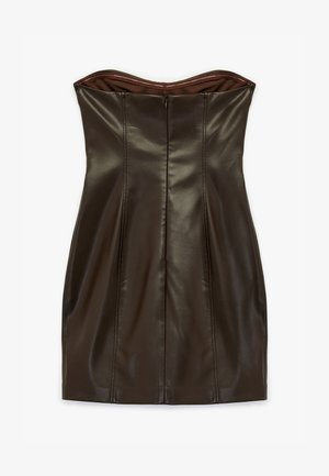 Abito senza spalline in finta pelle marrone con corpetto aderente, cuciture verticali, design plissettato e chiusura con cerniera sul retro.